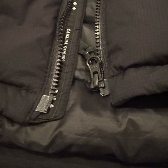 Gently loved Canada Goose Men’s Medium - Picture 11 of 12